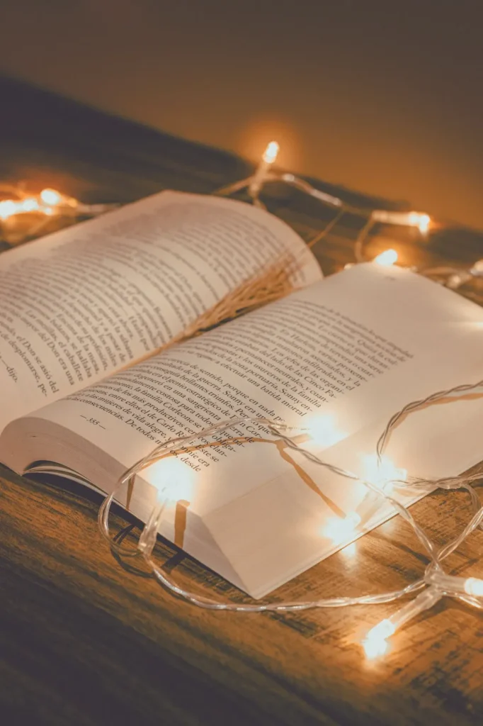 Livre ouvert éclairé par une guirlande lumineuse, symbole d'un apprentissage serein