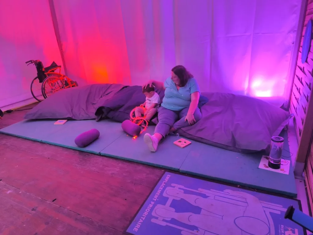 Léa Philouze avec un enfant dans l'espace sensoriel d'un festival