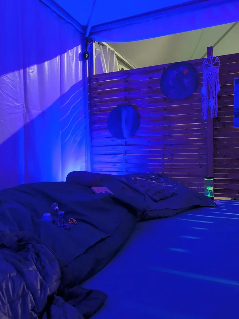 Espace sensoriel bleu avec objets à manipuler et décor apaisant
