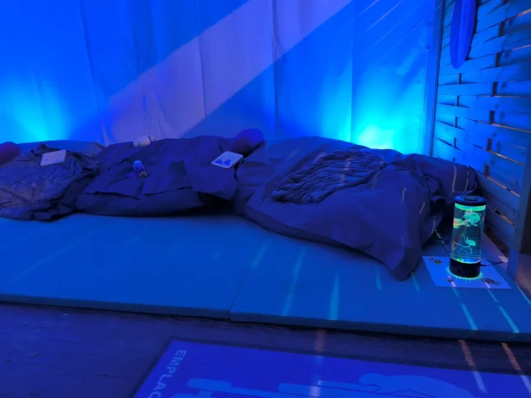 Coin calme éclairé de lumières douces, avec coussins et couvertures