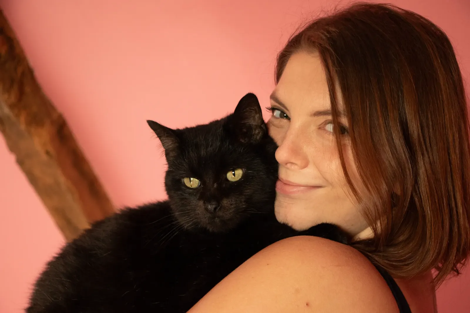 Léa Philouze, coach scolaire à L'Arche du Renard, avec son chat médiateur