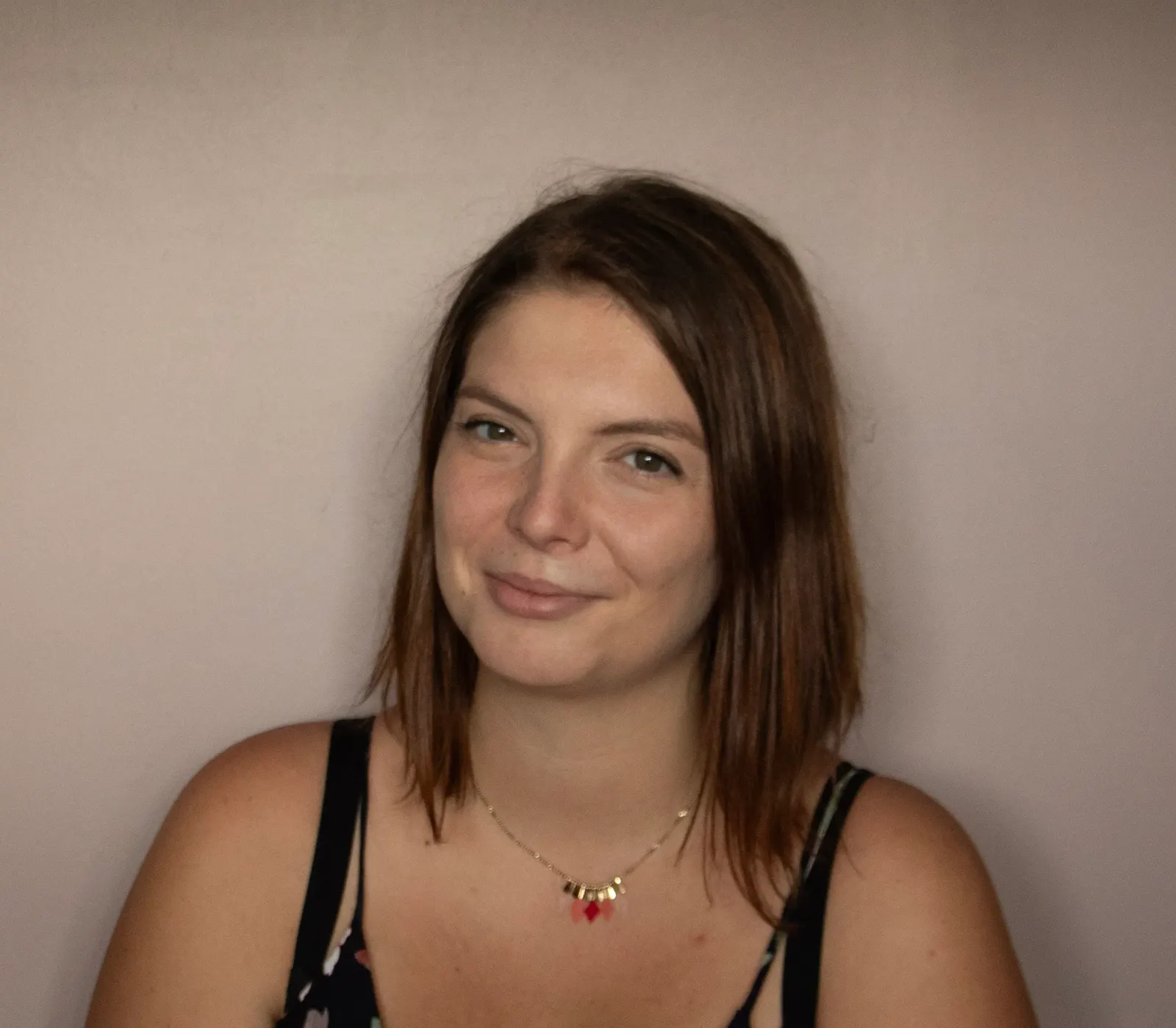 Portrait de Léa Philouze, coach scolaire spécialisée dans les profils neuroatypiques