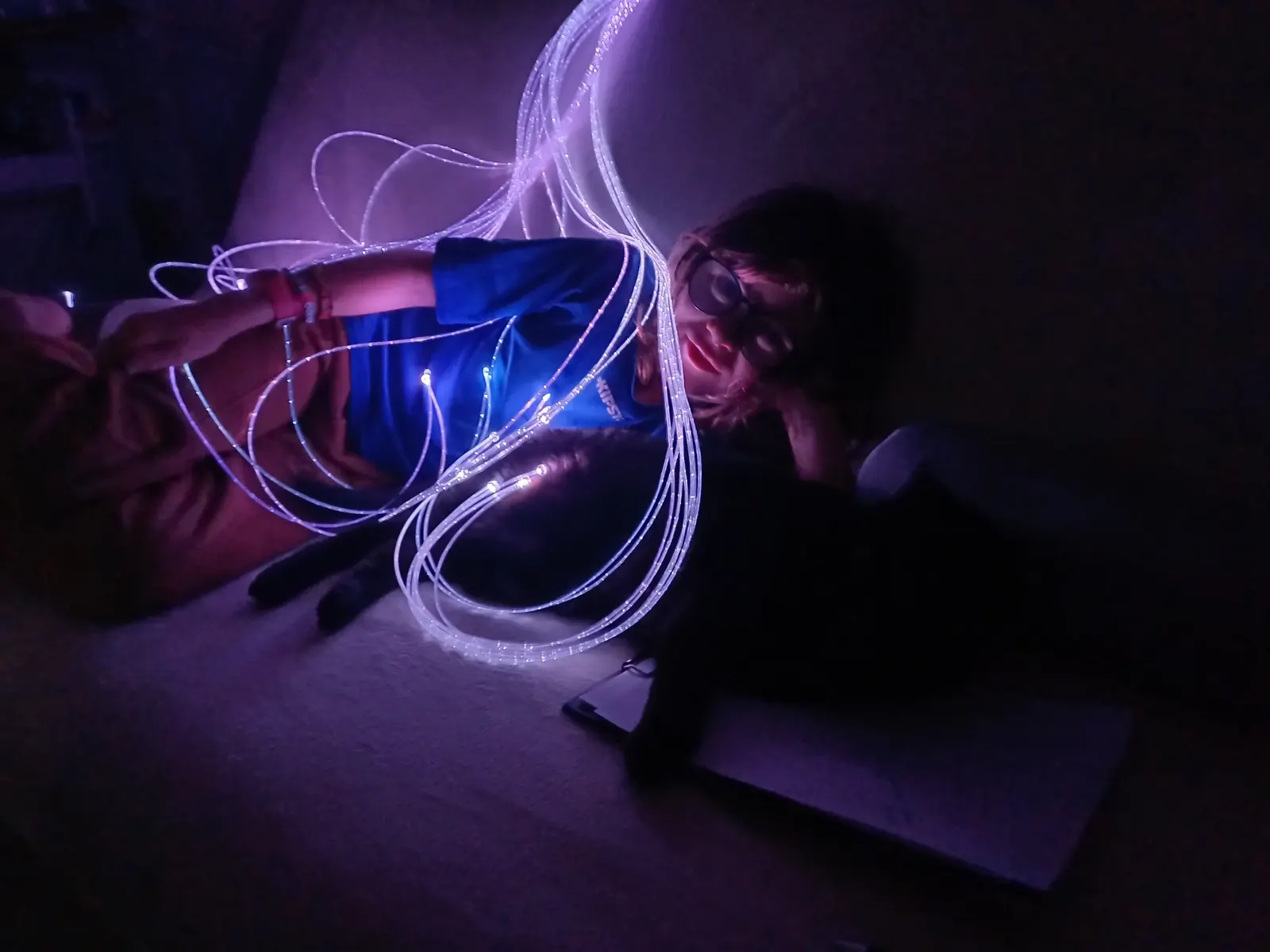 Enfant explorant des fibres lumineuses sensorielles