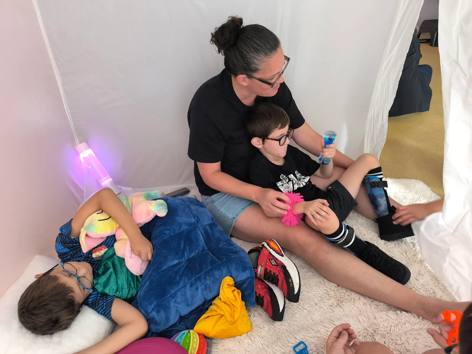 Enfants détendus dans un espace d'autorégulation avec Léa Philouze
